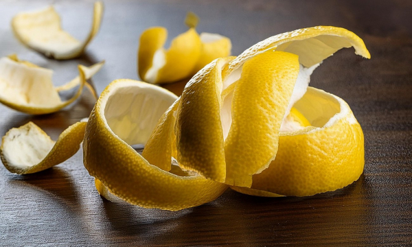 Выбрасываете кожуру лимона? Зря: 5 способов использования, о которых вы не догадывались